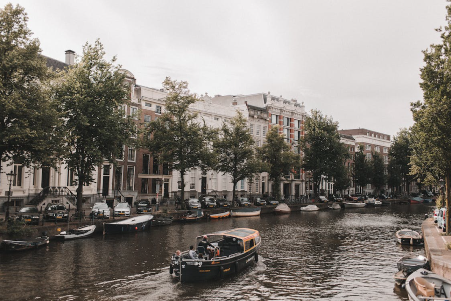 Een boot met mensen tijdens een canal tour in Amsterdam.